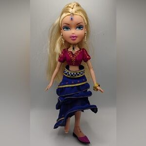Cloe Genie Magic 2006 Bratz Doll Note: Missing one shoe